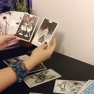 Imagen de portada para Curso online 🌟 Tarotista Profesional: Tirada de Tarot Gratis en Vivo 🌟