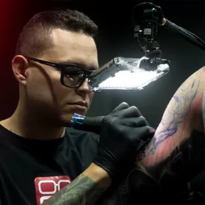 Imagem de capa para o Curso online Aula tecnico para tatuadores.  Versão em português