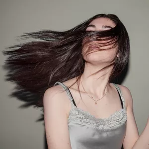 Imagen de portada para Curso online Revoluciona tu cabello: Crecimiento y abundancia diaria