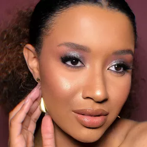 Imagem de capa para o Curso online Maquiadora Completa