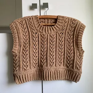 Imagem de capa para o Curso online Tutorial em crochê - Colete Aspen