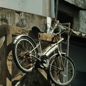 Imagem de capa para o Ebook Mobilidade Eficiente: A Revolução das Bicicletas com Motor de Dois Tempos