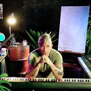 Imagem de capa para o Curso online Aprenda piano/teclado - música e produção musical