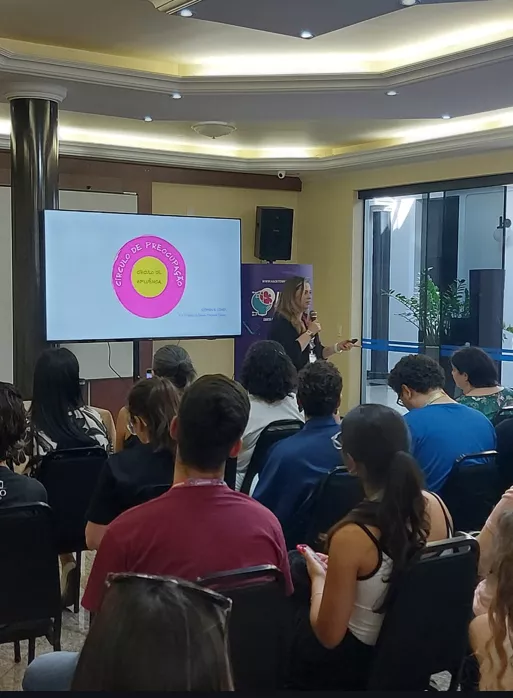 foto Luisa marina palestrando hacktown 2023 4