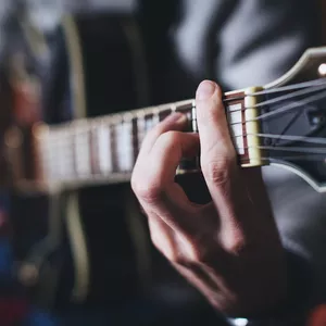 Imagem de capa para o Curso online 11 SOLOS DA HARPA CRISTÃ 