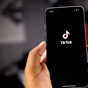 Imagem de capa para o Ebook 10 Passos Para Viralizar no TikTok em  2026: Guia Completo e Atualizado