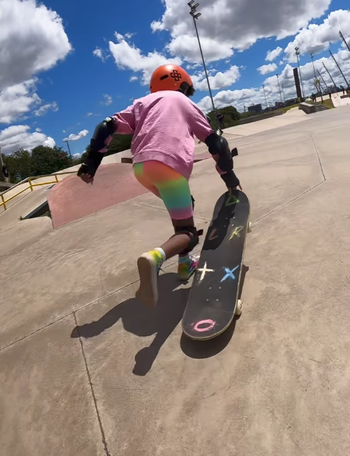 aluna andando de skate na Orla