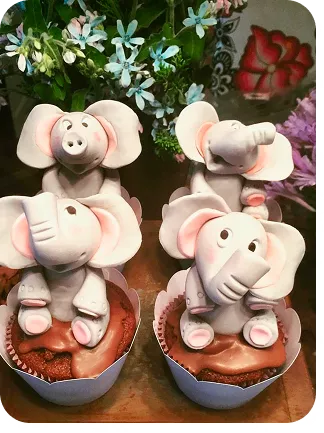 Cupcakes no tema circo com elefantes com expressões diferentes do Curso Meu Primeiro Zoológico - Modele 25 Animais em Pasta Americana
