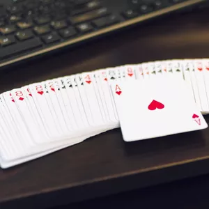 Imagem de capa para o Curso online Descubra os Segredos da Mágica: Curso Iniciante de Ilusionismo com Baralho