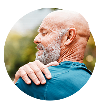 homem com dor no ombro