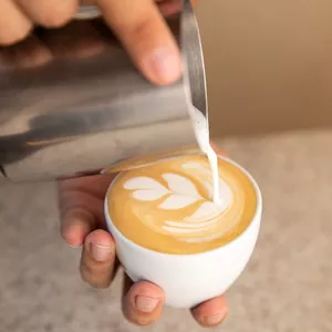 Imagem de capa para o Curso online Domine a Arte da Vaporização do Leite: Torne-se um Barista de Elite!