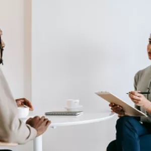 Imagem de capa para o Curso online Entrevistas em profundidade: do planejamento à análise