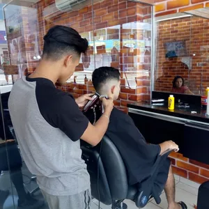 Imagem do curso Curso de Alisamento Progressivo e definitivo completo - Cortes masculinos e femininos.