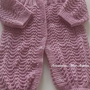 Imagem de capa para o Ebook Macacão de tricô para bebê 