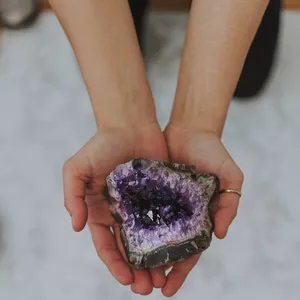 Imagem do curso Descubra o Poder dos Cristais: Guia Completo para Iniciantes