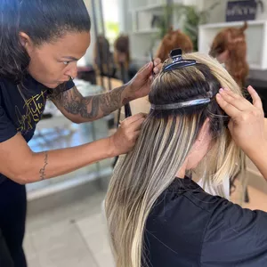 Imagem de Curso de mega hair completo criado por Carla Adolpho Souza na hotmart