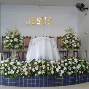 Imagem de capa para o Curso online Arranjos florais permanentes para igreja .