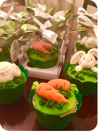 Cupcakes no tema Páscoa com cores fortes com cabeça de coelhos no topo do cupcakes, e alguns com cenouras do Curso Meu Primeiro Zoológico - Modele 25 Animais em Pasta Americana