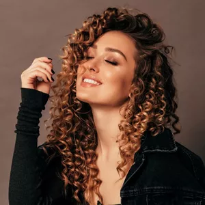 Imagem de capa para o Curso online Masterclass Mechas em Cachos