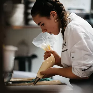 Imagem de capa para o Ebook Negócio Doce: Ganhe Renda Extra com Bolos e Recheios Caseiros