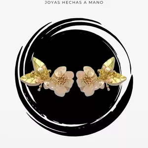 Imagen de portada para Curso online CURSO DE ARETES FLORALES