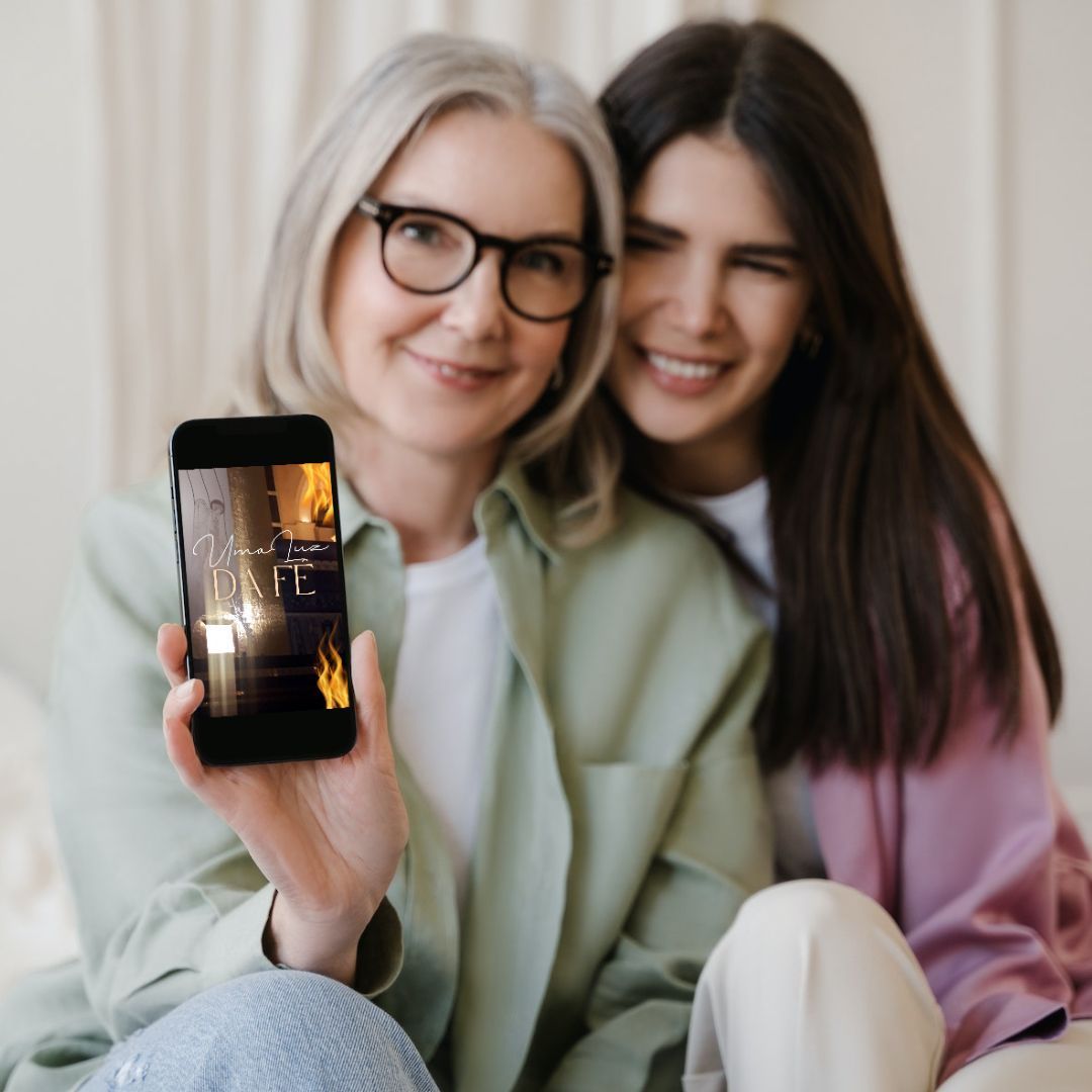 mãe e filha acessando o livro digital no celular
