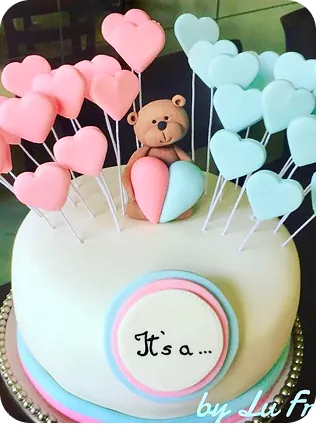 Bolo de Urso para Chá de Revelação, com coraçõezinhos pelo bolo do Curso Meu Primeiro Zoológico - Modele 25 Animais em Pasta Americana