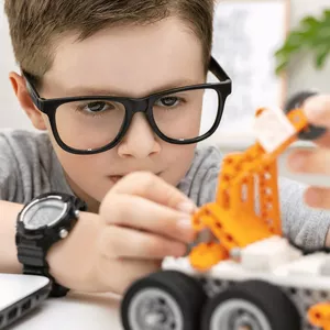 Imagen de portada para Curso online Programando mi primer Robot - Entrenamiento en linea para niños de 7 a 14 años