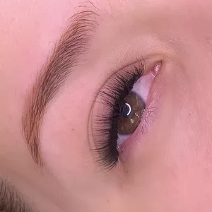 Imagem de capa para o Curso online Look francês. Técnica de cílios internacional que pode durar até 30 dias 