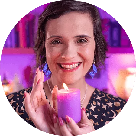 Pri Ferraz Segurando uma Vela Acesa