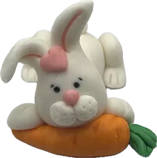 Aprenda a modelar esse coelho deitado comendo sua cenoura no Curso Meu Primeiro Zoológico - Modele 25 Animais em Pasta Americana