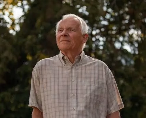 Carlos R. — 75 años, trabajador de oficina