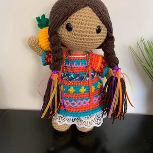 Imagen de portada para Curso online TEJIENDO TRADICIONES:  CURSO DE AMIGURUMI MARÍA FLOR DE PIÑA