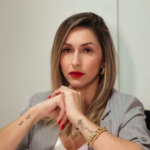 Imagem de capa para o Ebook Apostila 100% Editável de Extensão de Cílios