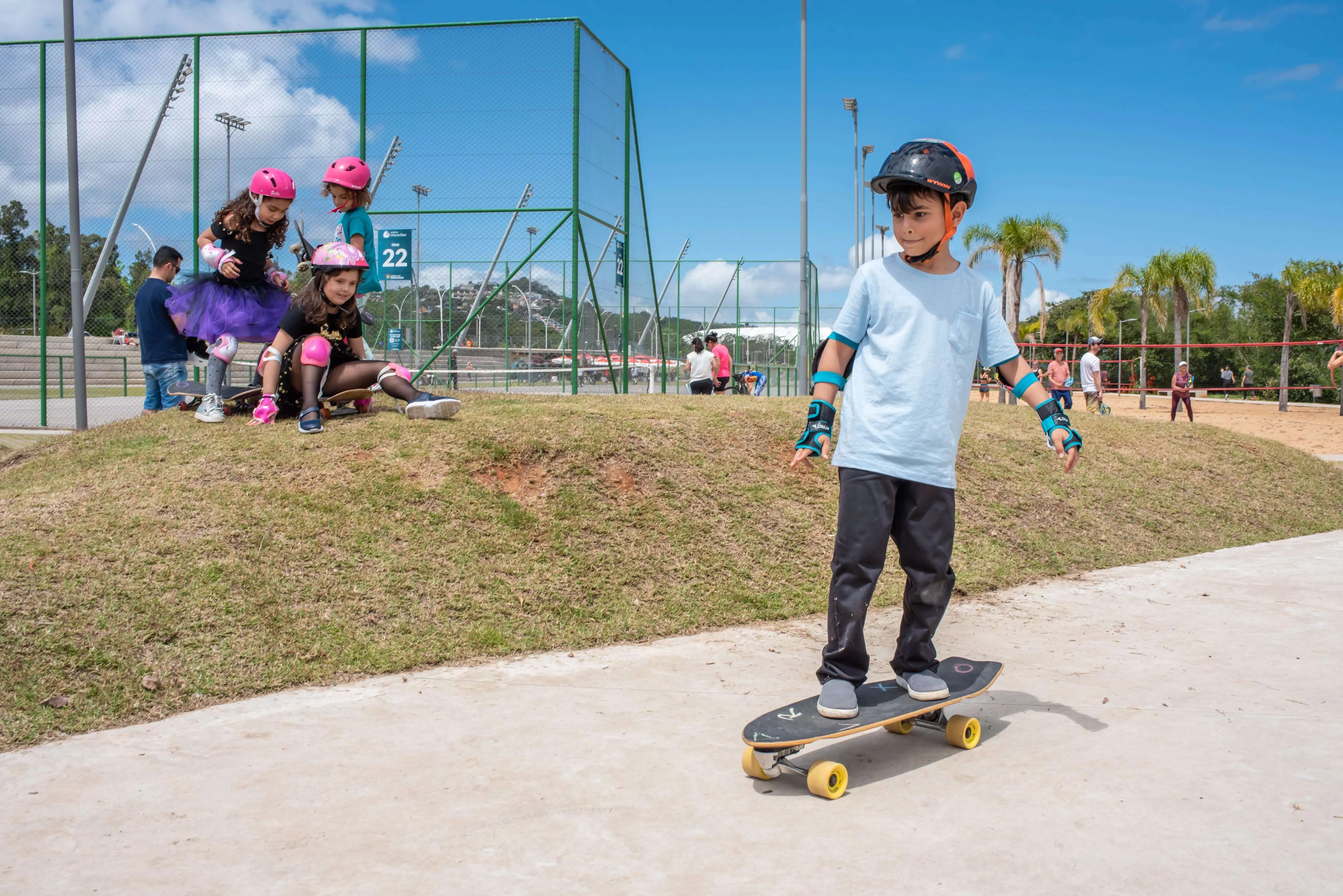 menino andando de skate no IAPI Skatepark