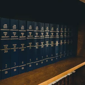 Imagem de capa para o Ebook Guia Essencial de Relatórios Jurídicos para Estudantes de Direito