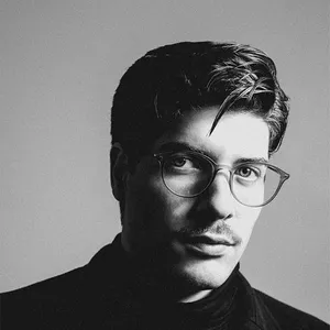 Imagem de capa para o Ebook Além da superfície - O manual de posicionamento arquetípico para profissionais.