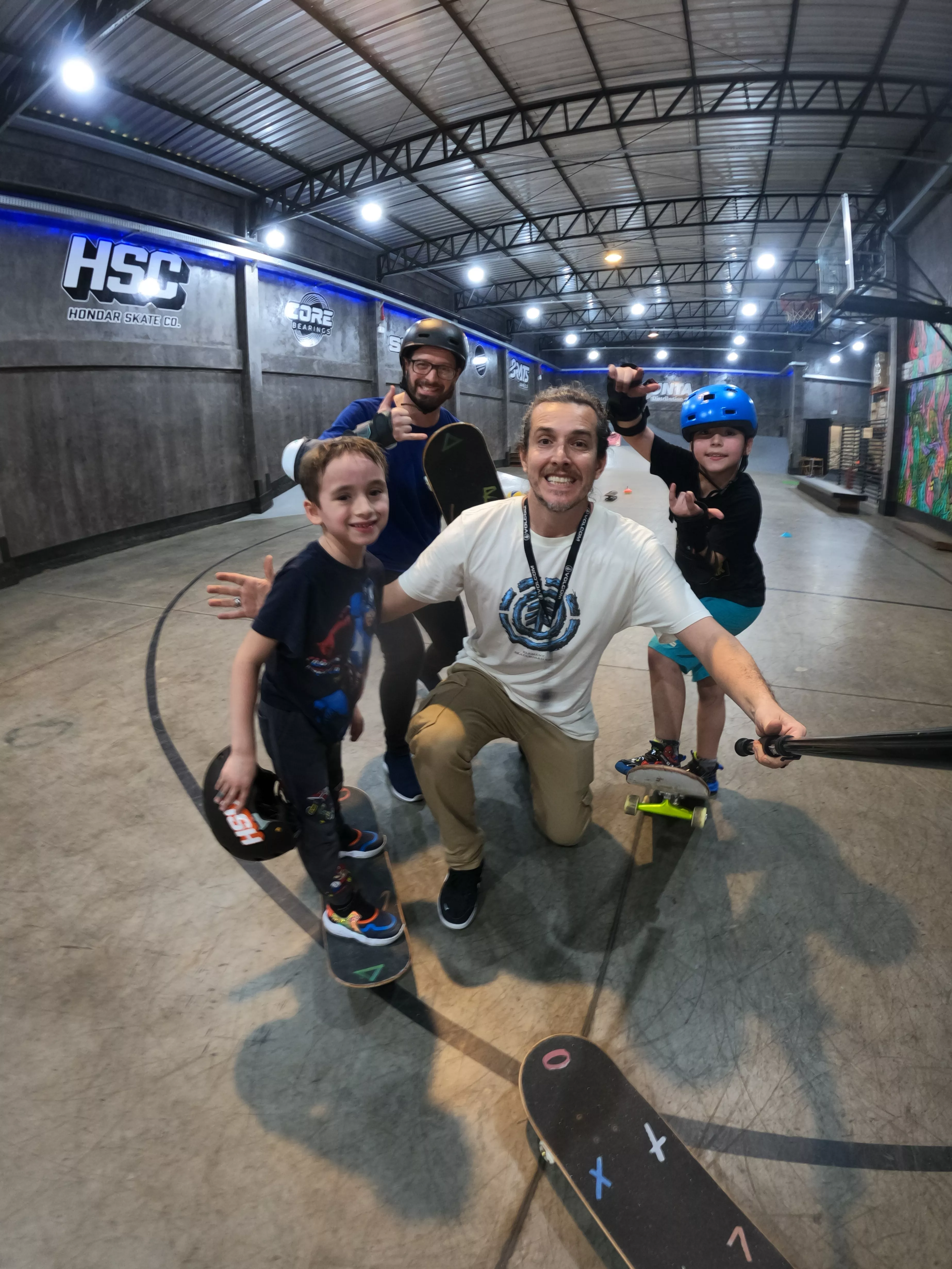 menino andando de skate no IAPI Skatepark