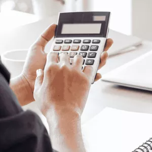 Imagem de capa para o Ebook ¿Cuánto Cobrar por tu Decoración?