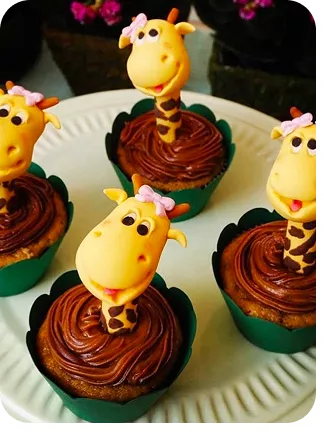 Cupcakes no tema circo de cabeças de girafas Curso Meu Primeiro Zoológico - Modele 25 Animais em Pasta Americana
