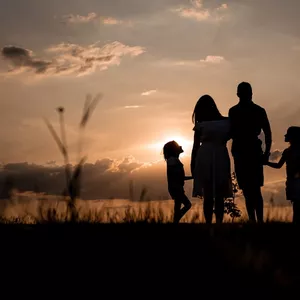 Imagem de capa para o Ebook Guia Prático para Pais: Fortalecendo Laços Familiares com Diversão