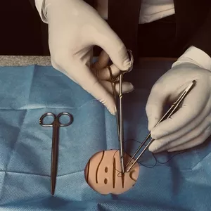 Imagem de capa para o Curso online Tutorial de Suturas de 15 Minutos  para estudantes de medicina 