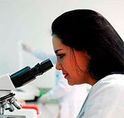 Claudia M., laboratorista