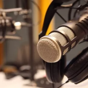 Imagem de capa para o Curso online Treinamento de produção de rádio