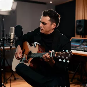 Imagem de capa para o Curso online 🎸 Adorando com o Violão