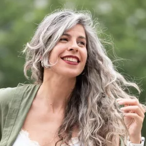 Imagen de portada para Ebook La Guía Silver: cómo cuidar el cabello con canas y 10 recetas para lograrlo 