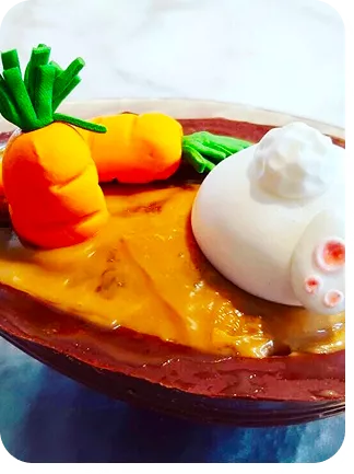 Ovo de Páscoa com coelho enterrado no doce de leite dentro do ovo e cenouras mergulhadas do Curso Meu Primeiro Zoológico - Modele 25 Animais em Pasta Americana