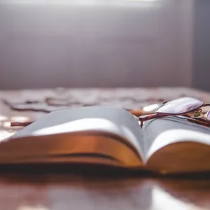 Imagen de portada para Curso online Descubre la palabra de Dios: Una guía para toda la familia