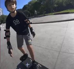 menino andando de skate no IAPI Skatepark
