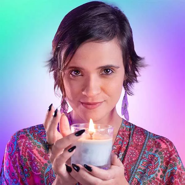 Pri Ferraz Segurando uma Carta de Tarot